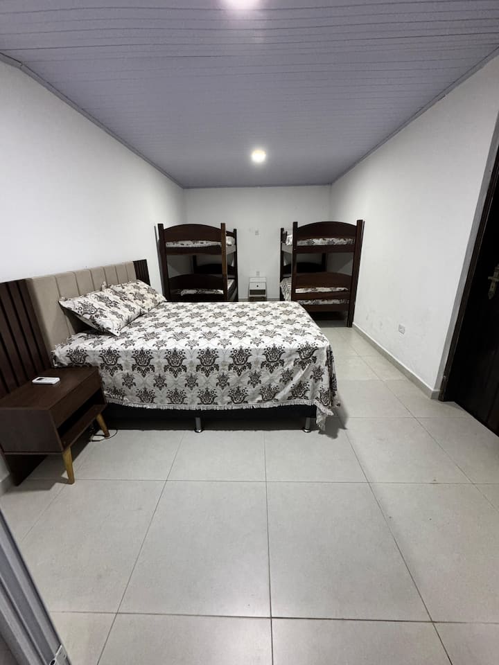 ° الجناح الخارجي 2

6 أسرّة - سرير مزدوج + سريران بطابقين