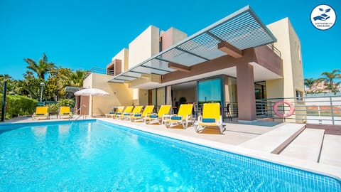 Exclusive villa with jacuzzi and heatable pool