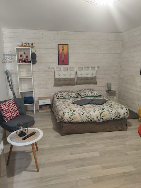 independent poirier studio, quiet, in the vineyard.