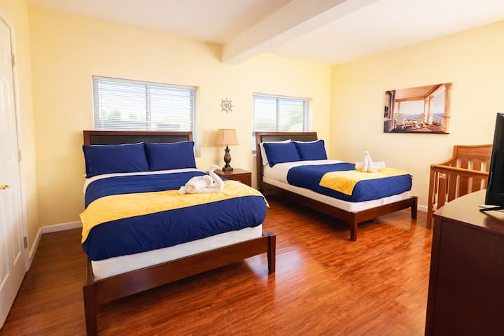 Experience the ultimate in comfort with a cozy double full bed and a crib, all while reveling in the stunning views of the lake right from your bedroom! It's a perfect retreat where relaxation meets breathtaking beauty!