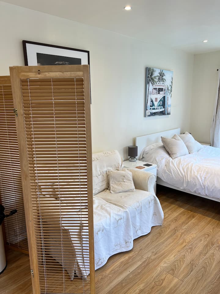 Lovely Self Contained Comfortable Studio Apartment - Basingstoke