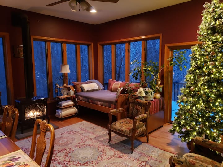 Dhomë e shkëlqyer në përroin me pamje nga Krishtlindjet