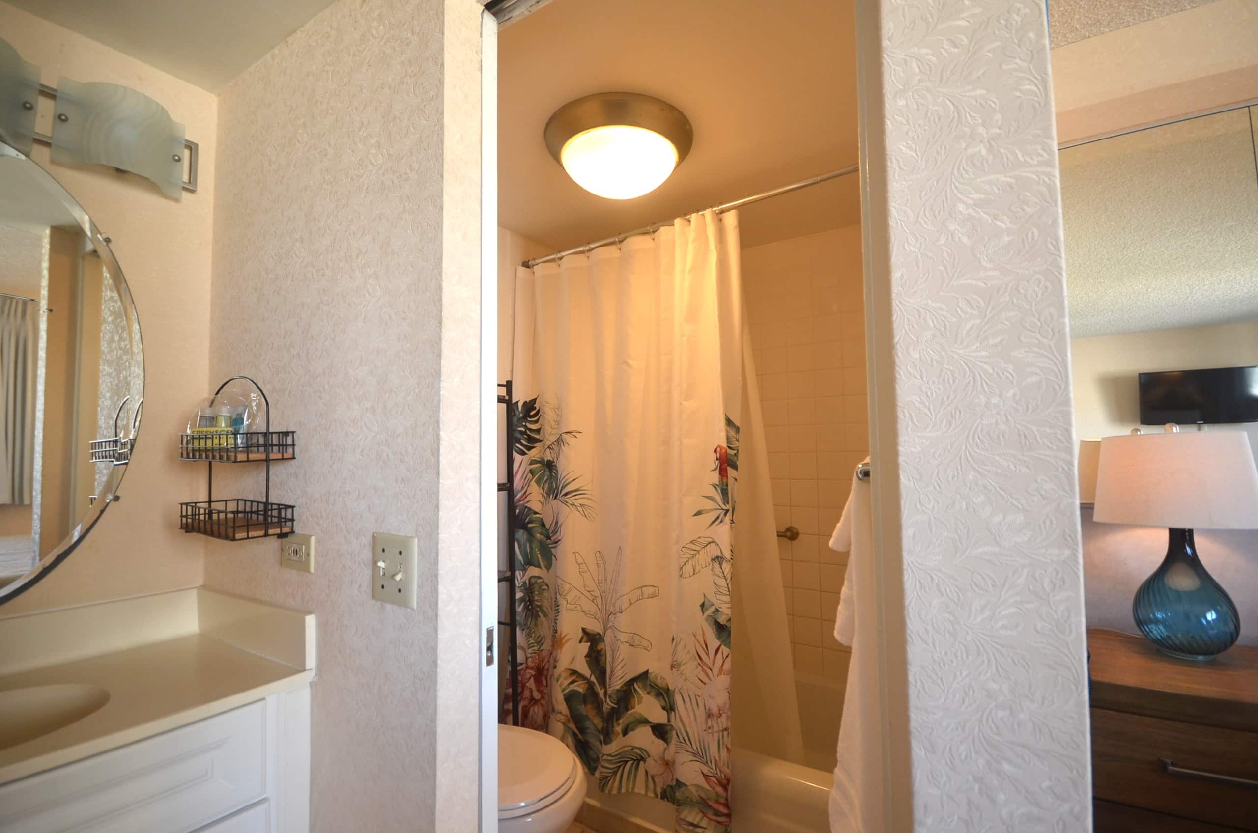 Home in Honolulu · ★4.42 · Studio · 2 beds · 1 private bath - Image 5