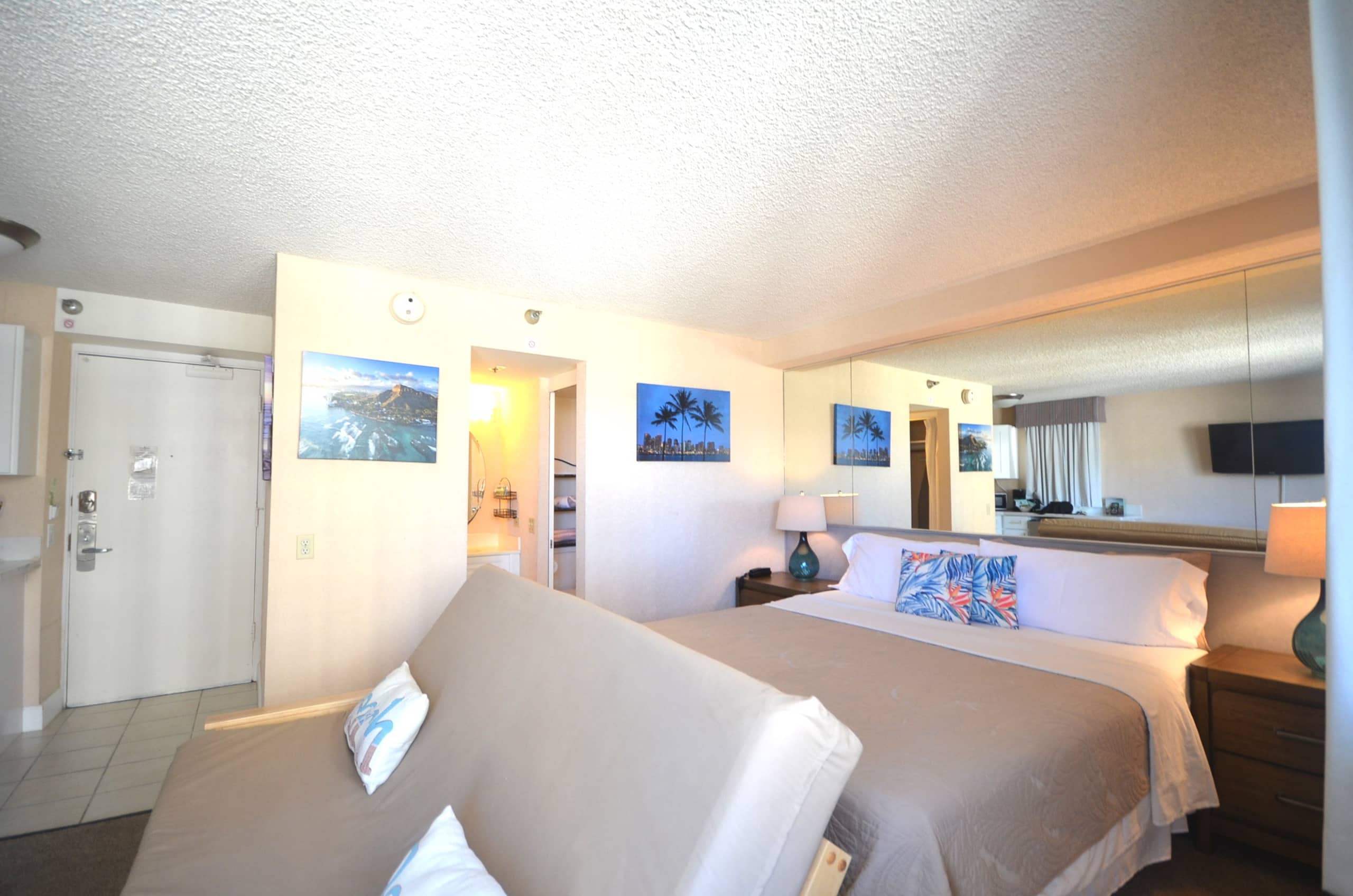 Home in Honolulu · ★4.42 · Studio · 2 beds · 1 private bath - Image 2
