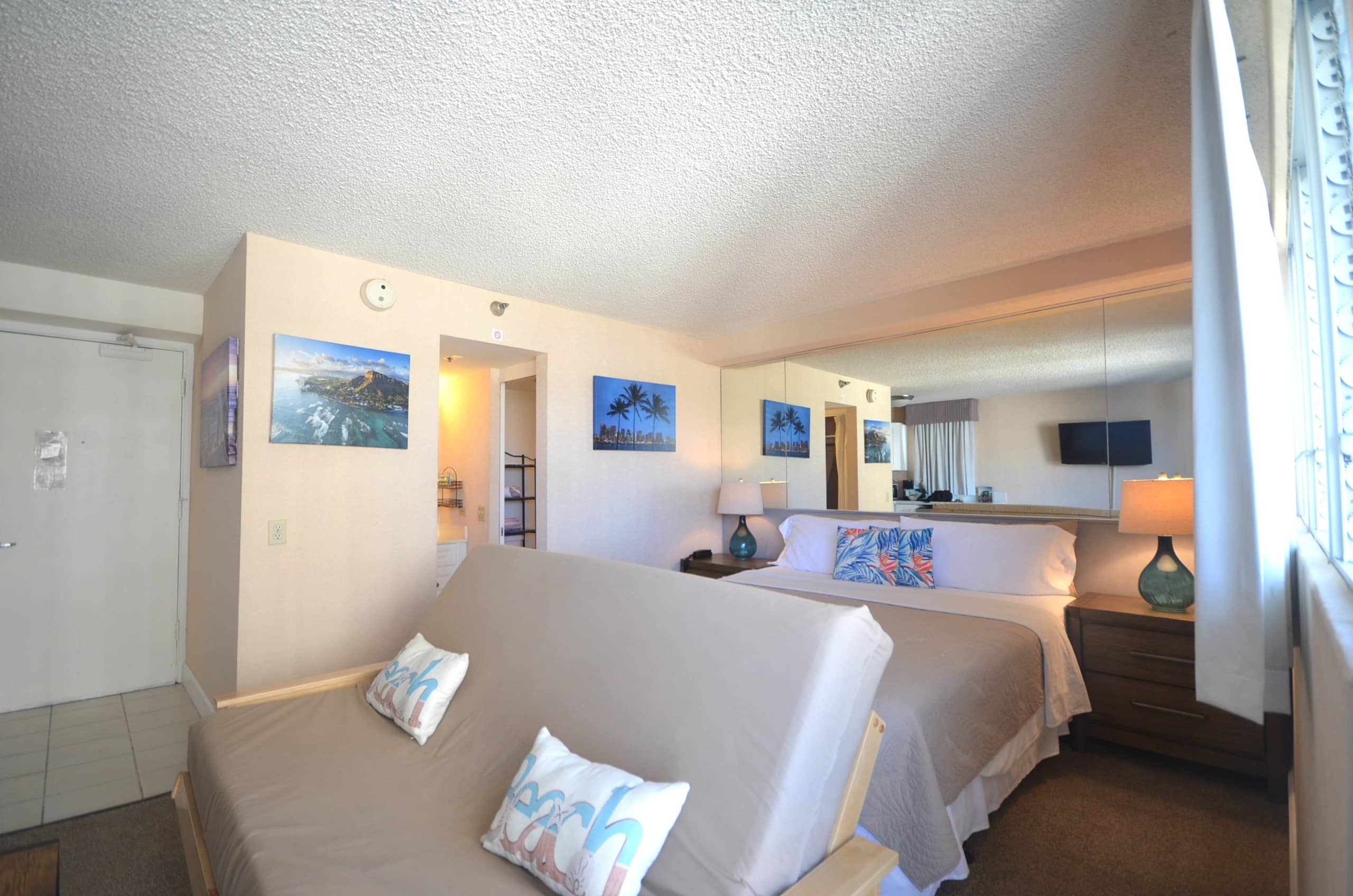 Home in Honolulu · ★4.42 · Studio · 2 beds · 1 private bath - Image 1