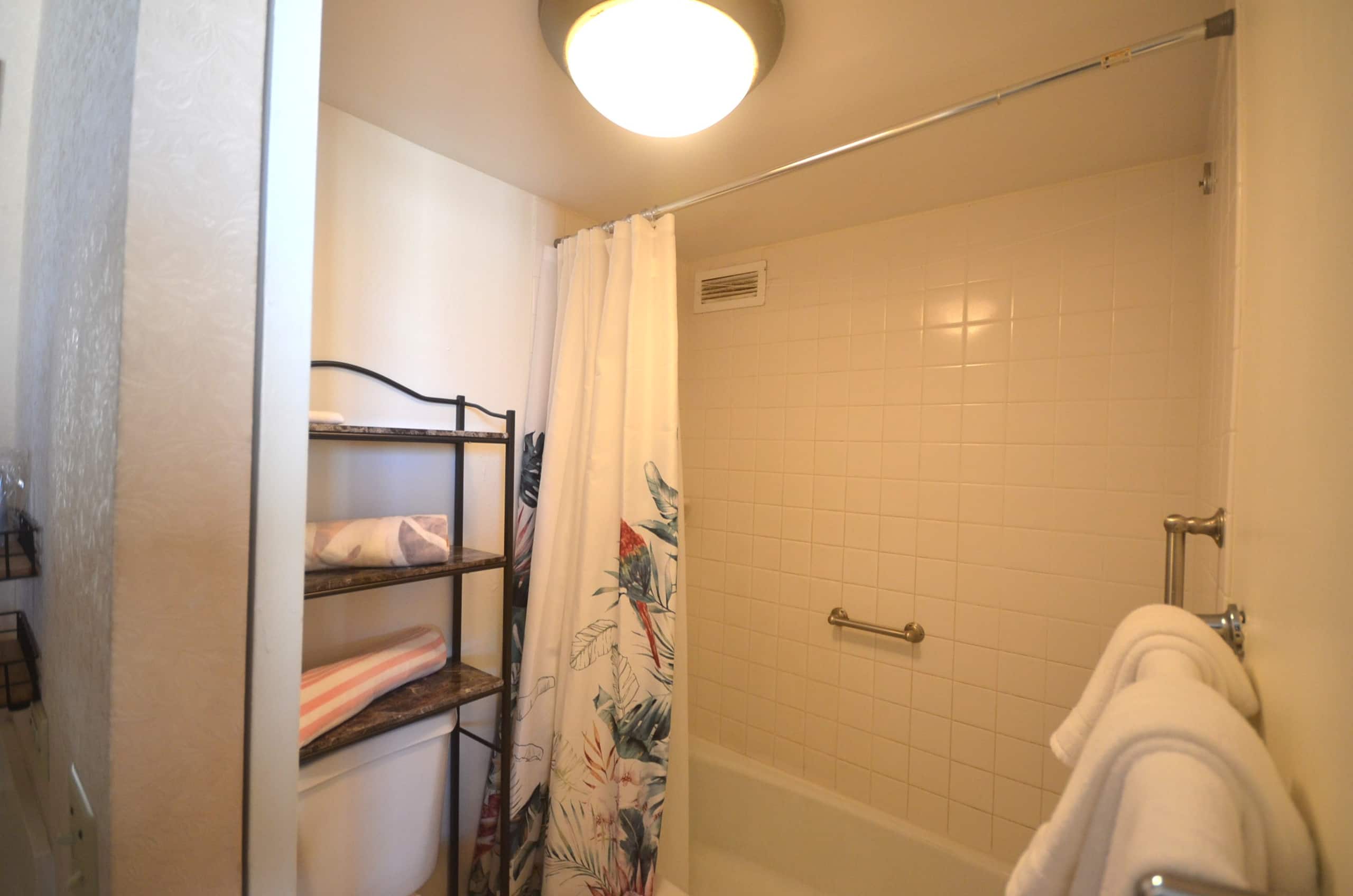 Home in Honolulu · ★4.42 · Studio · 2 beds · 1 private bath - Image 6