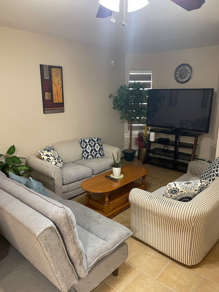 A Charming 2-bedroom Basement L-suite Own Entrance - Surrey, BC