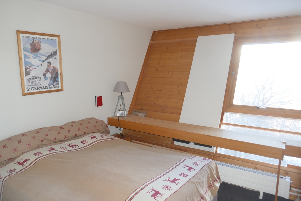 主卧室配备勃朗峰景观、更衣室和独立卫生间