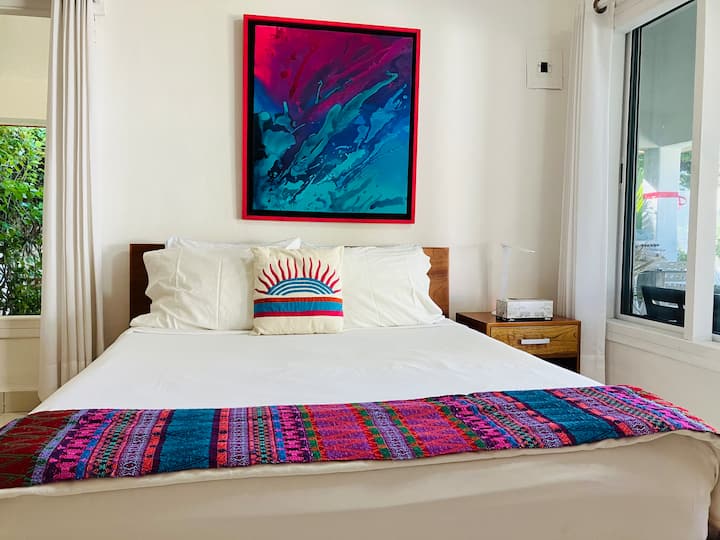 Kitanda cha starehe kinachoangalia bustani ya uani