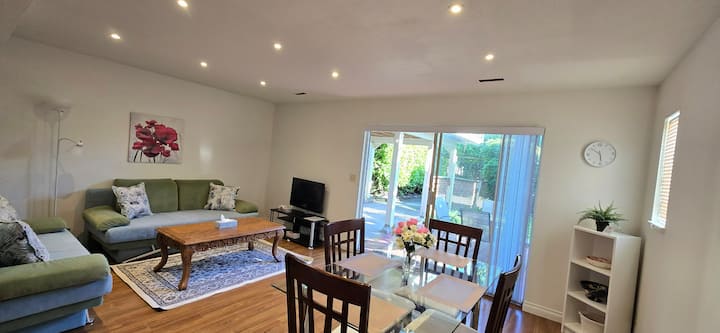 Bright 2 Br, Great Location - 西溫哥華