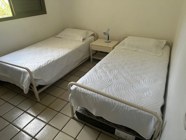 2张床，左侧床下有轮子，空调和鼓风机，铝制窗户，卫生间与3号房间共用