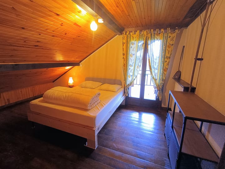 Ქვეყნის ოთახი:
1  საწოლი 160 მეხსიერების ლეიბში.