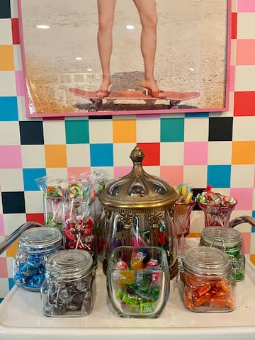 3.5m to Honky Tonks + Boat*