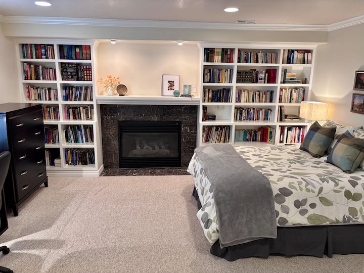 Una chimenea de gas y una biblioteca completa de libros para todas las edades son características maravillosas de esta habitación de entrada. 