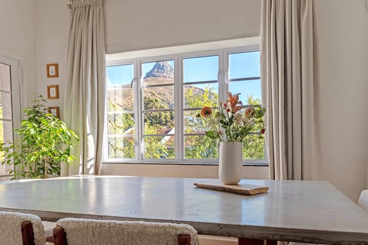 Chic Home with Unparalleled Views of Lion’s Head gallery image 3