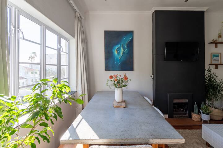 Chic Home with Unparalleled Views of Lion’s Head gallery image 2