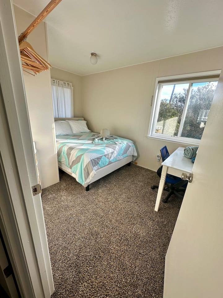 อบอุ่นและใช้งานได้ดี! ห้องนอนที่มีเสน่ห์นี้มีเตียงขนาดควีนไซส์ที่สะดวกสบายและพื้นที่ทำงานที่สมบูรณ์แบบสำหรับการทำงานทางไกลหรือการวางแผนการผจญภัยในซานตาครูซของคุณ