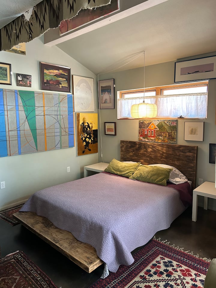 Queensize privéslaapkamer met afsluitbare deur en toegang tot achtertuin 