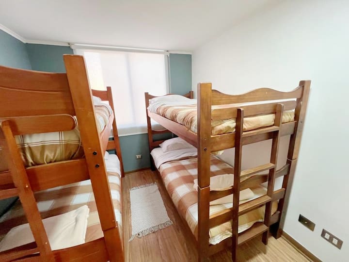 غرفة بسريرين بطابقين وخزانة واسعة