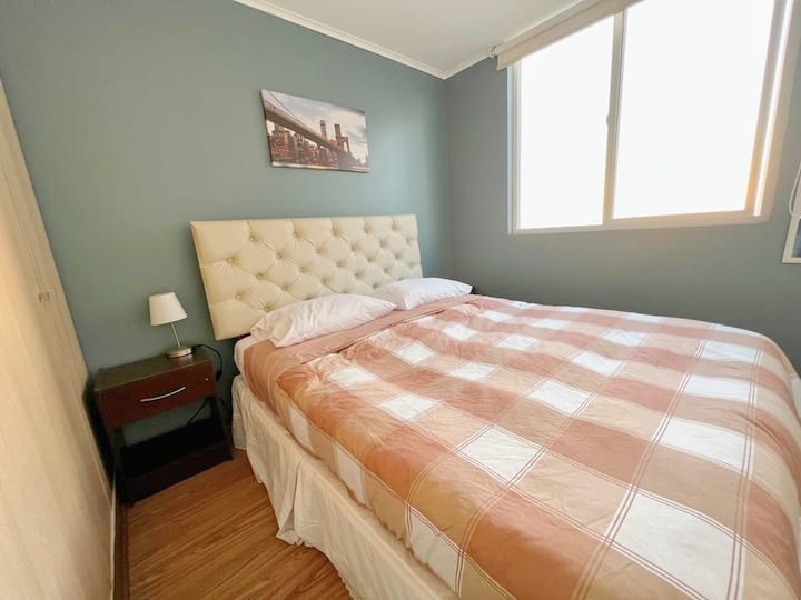 غرفة نوم بسرير بحجم ملكي وخزانة واسعة