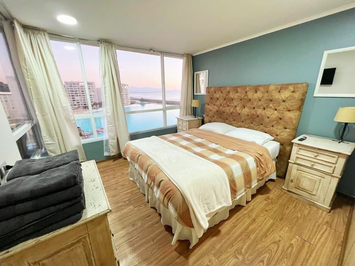 غرفة رئيسية في جناح مع تلفزيون