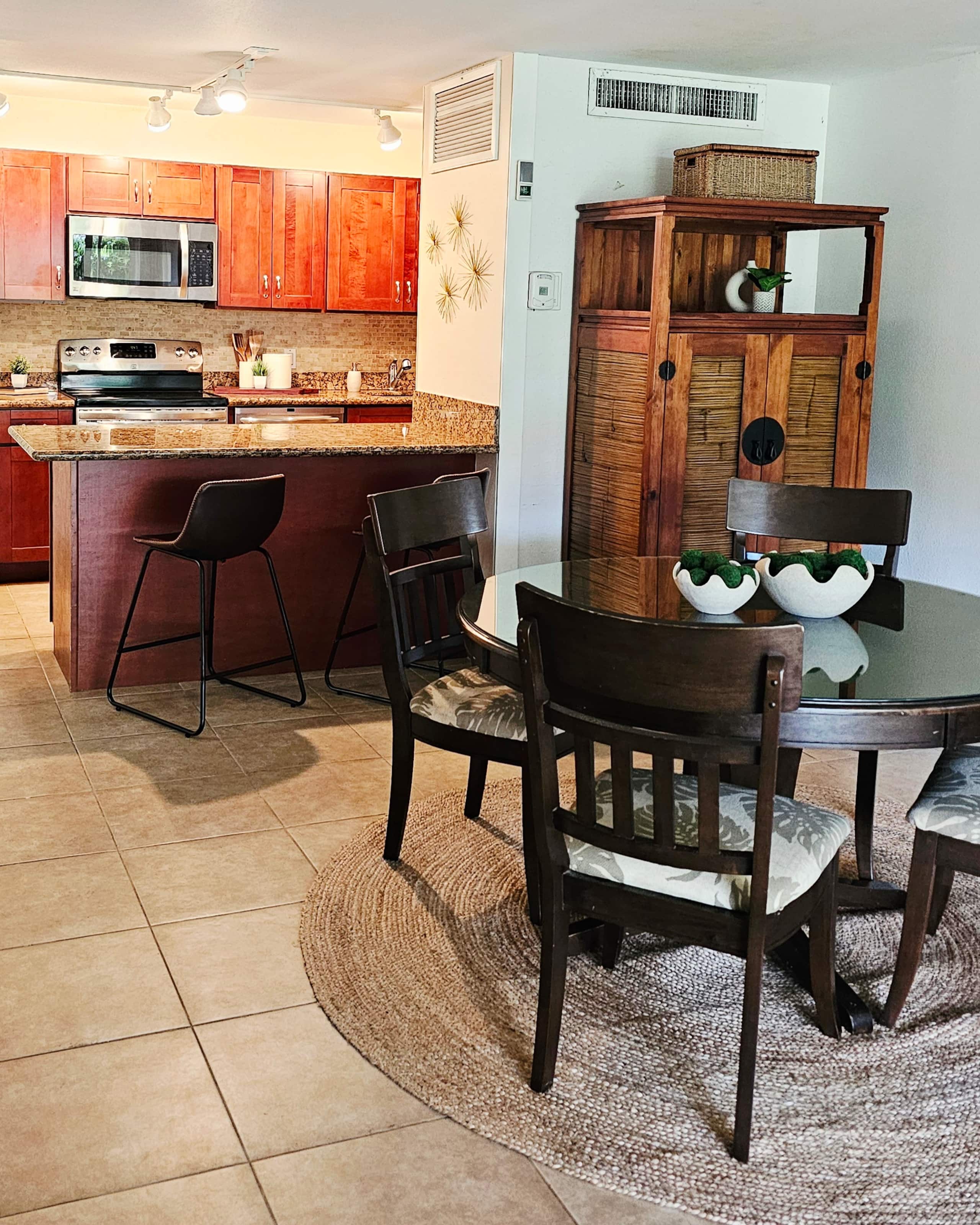 Condo in Lahaina · ★4.79 · 1 bedroom · 3 beds · 1 private bath - Image 11