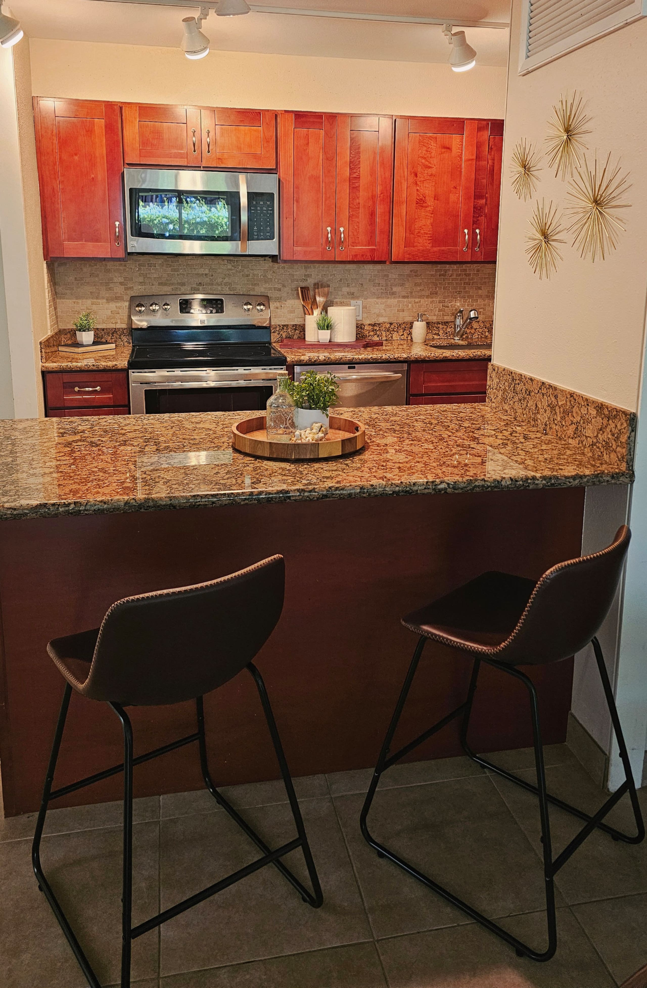 Condo in Lahaina · ★4.79 · 1 bedroom · 3 beds · 1 private bath - Image 10
