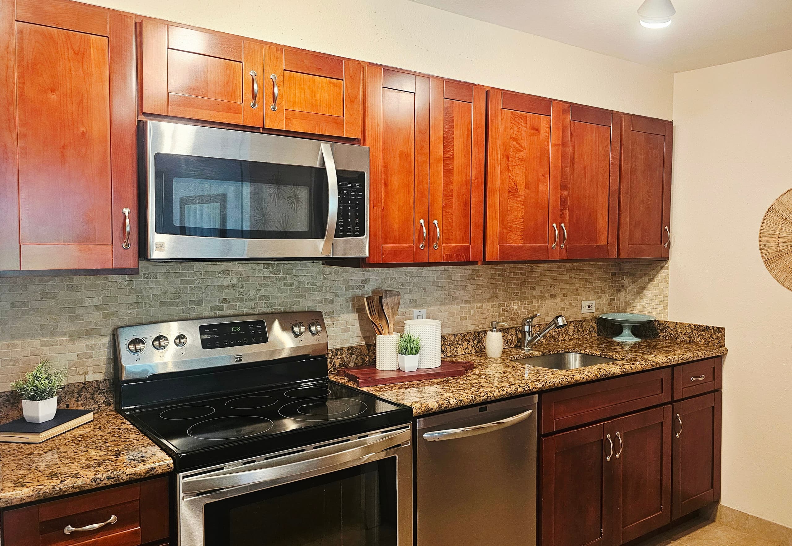 Condo in Lahaina · ★4.79 · 1 bedroom · 3 beds · 1 private bath - Image 9