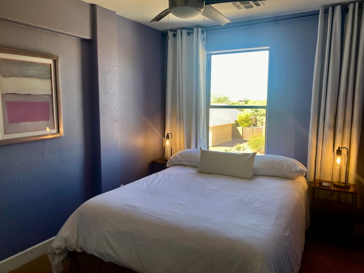 تحتوي غرفة النوم هذه على سرير كبير قابل للتعديل مع ستائر تعتيم، وشرفة سقف. يرتفع رأس السرير وينخفض بلمسة زر واحدة. 