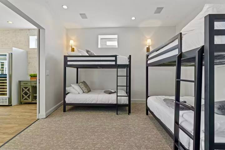 The Shaker – Huge Luxury Loft with City Views! gallery image 4