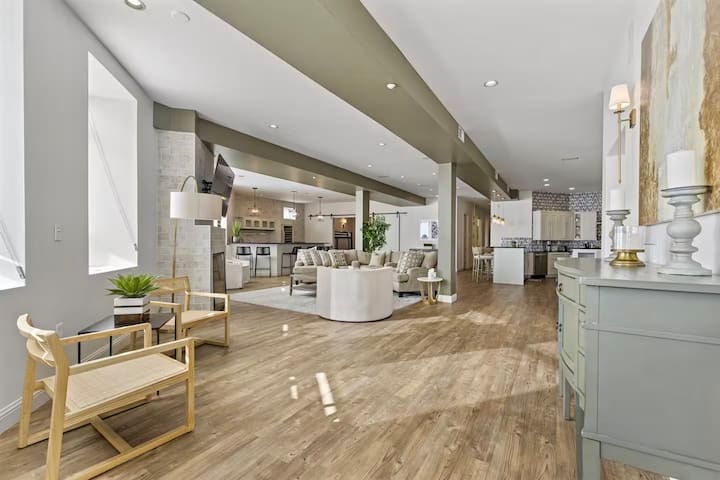 The Shaker – Huge Luxury Loft with City Views!