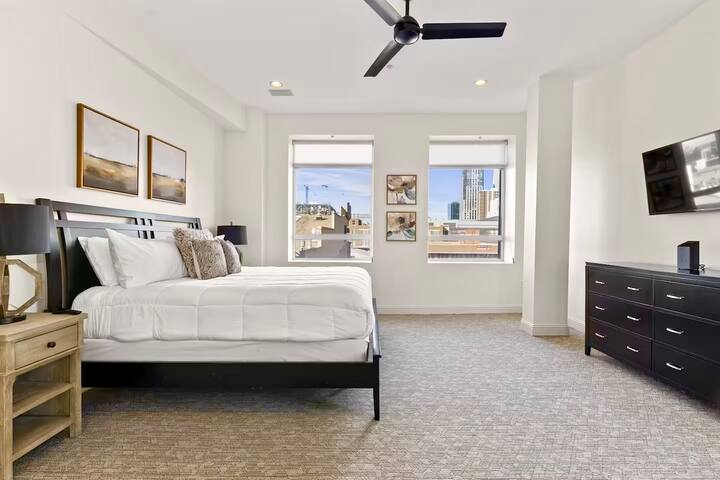 The Shaker – Huge Luxury Loft with City Views! gallery image 3