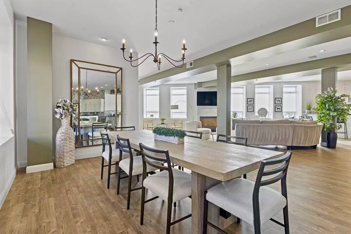 The Shaker – Huge Luxury Loft with City Views! gallery image 5