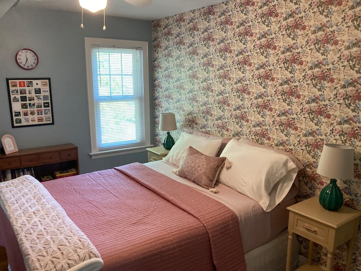 Upstairs bedroom #3 - Queen size bed, ceiling fan.