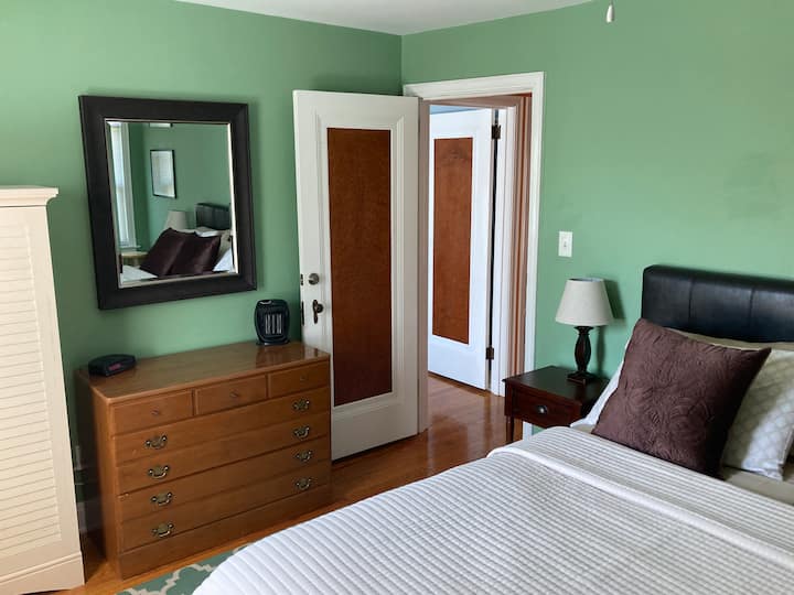 Master bedroom. TV & ceiling fan.