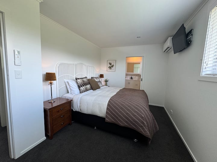 Hlavná spálňa 1 s vlastnou kúpeľňou vrátane vane, tepelného čerpadla/klimatizácie. 