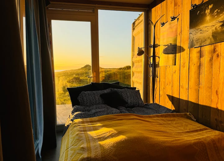 Вы можете закрыть дверь за собой, чтобы было темно . Полуночное солнце позади 
Кровать шириной 160 