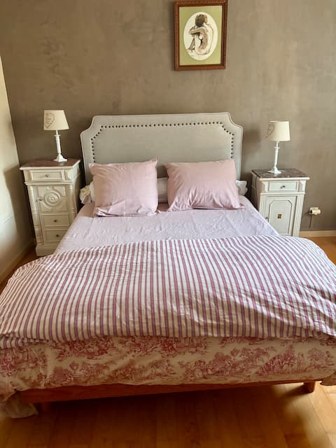 Room + breakfast in house 15 min to airport