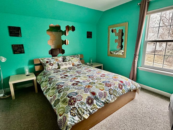 Vesela treća spavaća soba (drugi kat) ima bračni krevet i radni stol za uključivanje i provjeru poruka. Univerzalni bežični punjači za telefon i televizor od 50inča za opuštanje i punjenje baterije. 