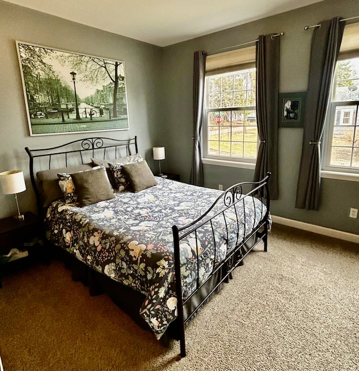 Ova spavaća soba s udobnim bračnim krevetom od memorijske pjene nalazi se na prvom katu. Ova je prostorija povezana s kupaonicom s velikom tuš-kabinom. Univerzalni bežični punjači za telefon i televizor od 50inča za opuštanje i punjenje baterije.