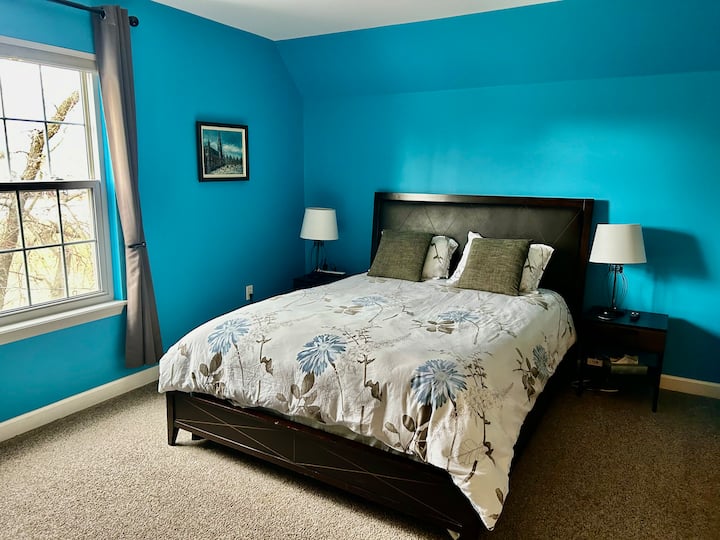 Prostrana druga spavaća soba (drugi kat) ima bračni krevet (160x200) i dnevni krevet s dva odvojena kreveta. Univerzalni bežični punjači za telefon i televizor od 50inča za opuštanje i punjenje baterije.