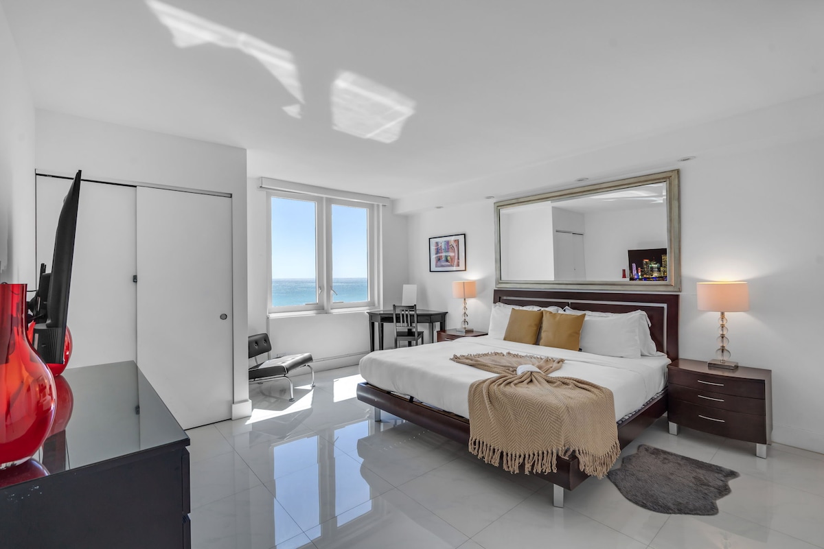 "תישנו בסטייל עם נוף לים - מיטת קינג סייז, עיצוב מודרני ואווירה שלווה לחופשה שלכם על החוף!"