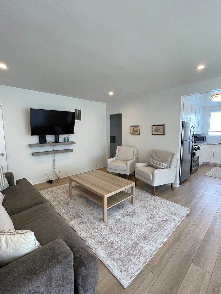 Newly Renovated Apartment Near Hollywood Sign. - Los Angeles, CA