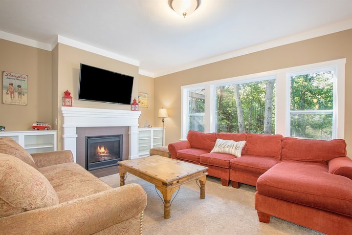 Silverberry Acres: Hot Tub, Fire Pit, Fireplace - Fennville, MI