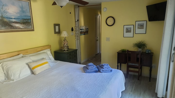 חדר שינה 'Captain's Quarters' עם חדר רחצה צמוד, טלוויזיה, מיטת קינג סייז