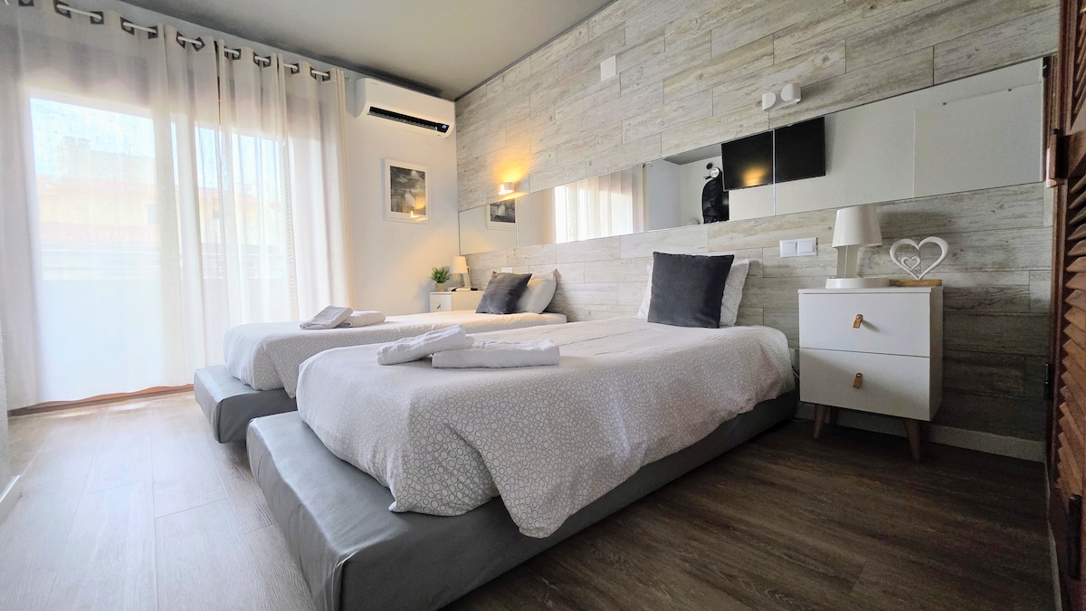 ห้องพักพร้อมระเบียง...