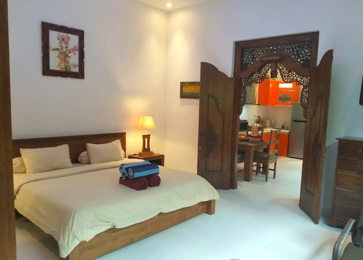 Çdo dhomë është shumë e gjerë me komoditete moderne dhe detaje tradicionale.