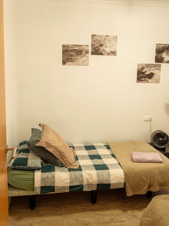 Guest bedroom (Bed 1)