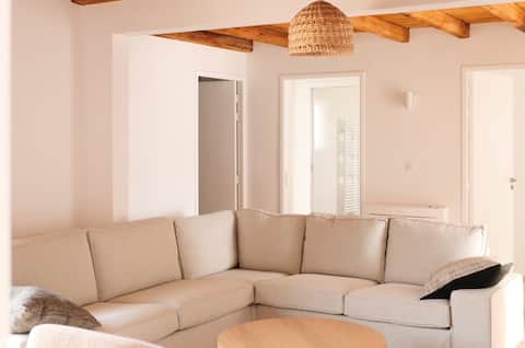 Popular Airbnb listing: Isolella I Waterfront Villa in Pietrosella