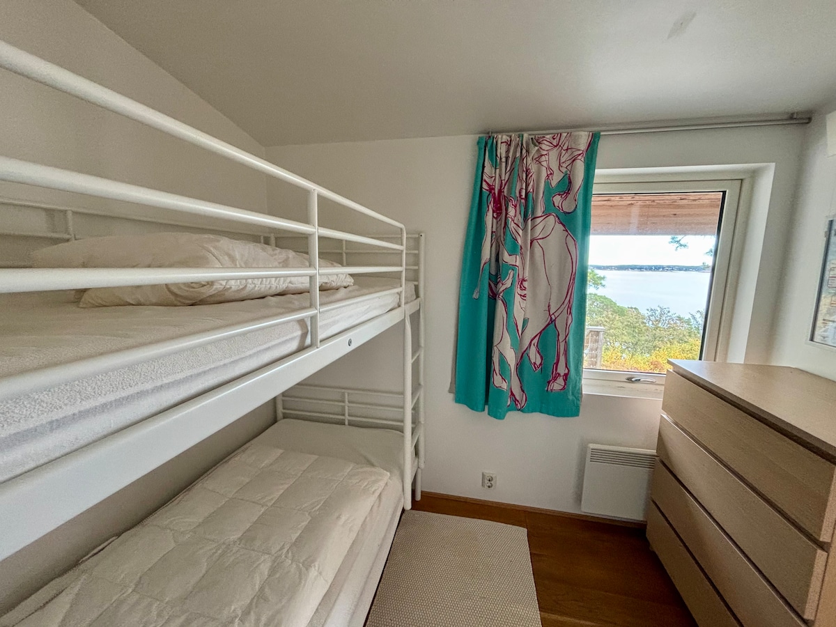 سرير بطابقين وتخزين.